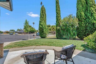 2242 Westwood Ct in Pittsburg, CA - Building Photo