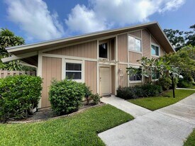 121 Maplecrest Cir in Jupiter, FL - Building Photo