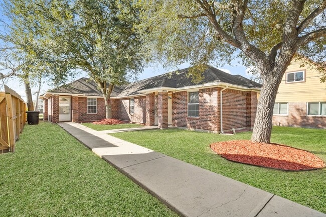 4636 Mayflower St in Houston, TX - Foto de edificio - Building Photo