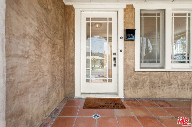 1320 Eagle Vista Dr in Los Angeles, CA - Building Photo - Building Photo