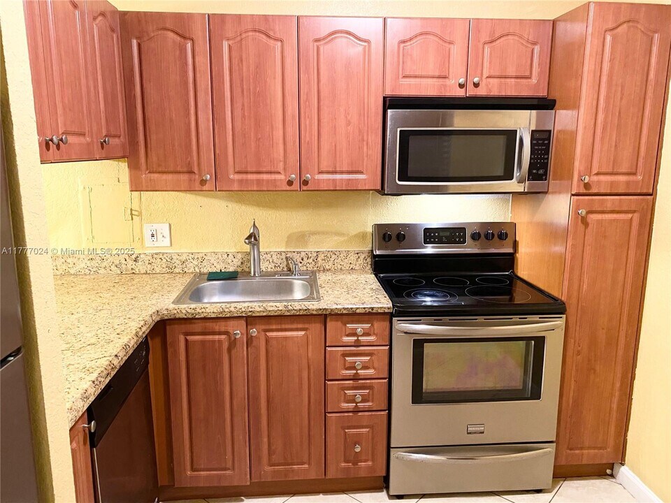 4001 N University Dr in Sunrise, FL - Building Photo