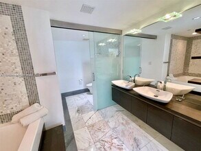 200 S Biscayne Blvd in Miami, FL - Building Photo - Building Photo