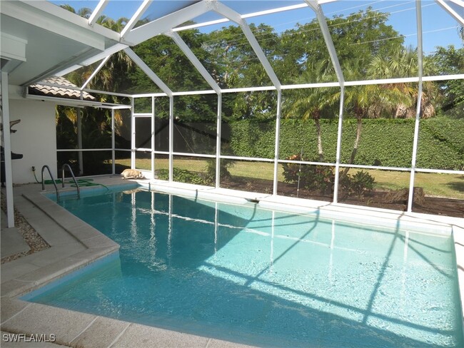 735 High Pines Dr in Naples, FL - Foto de edificio - Building Photo