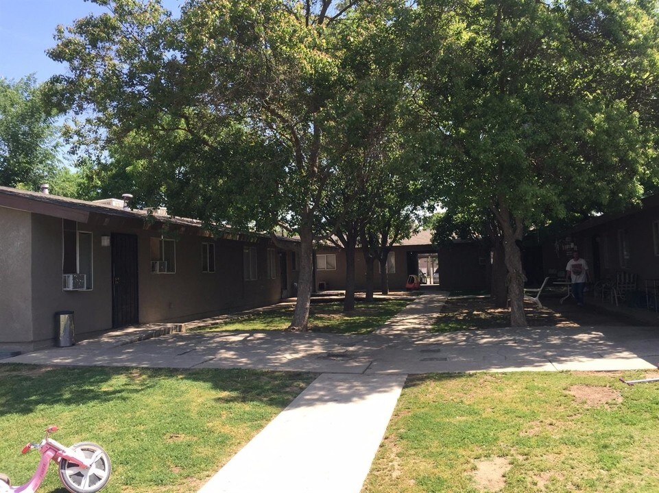 822 N Bengston Ave in Fresno, CA - Foto de edificio