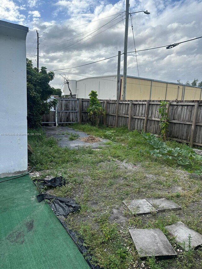 23 SE 12th St, Unit 18 in Dania Beach, FL - Building Photo - Building Photo