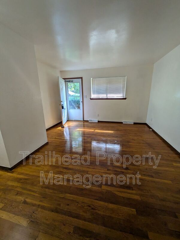 106 S High St in Sugar Creek, MO - Foto de edificio - Building Photo