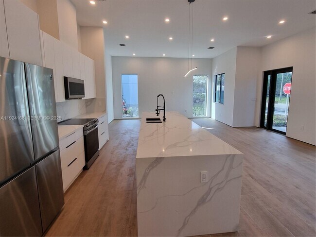 810 NE 14th Pl in Fort Lauderdale, FL - Building Photo - Building Photo