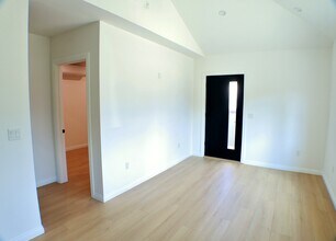 13127 Azores Ave in Sylmar, CA - Foto de edificio - Building Photo