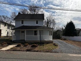 12 Canyon St in Huntington, NY - Building Photo