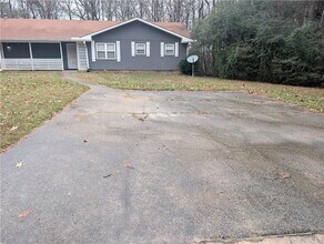 155 Chesapeake Dr in Ellenwood, GA - Building Photo - Building Photo