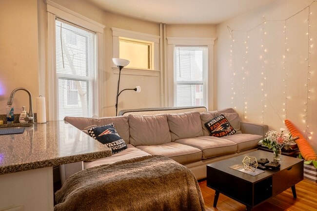 108 Hillside St in Boston, MA - Foto de edificio - Building Photo