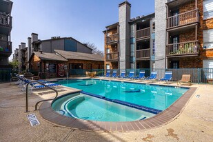 Chapel Oaks Apartments in Dallas, TX - Building Photo