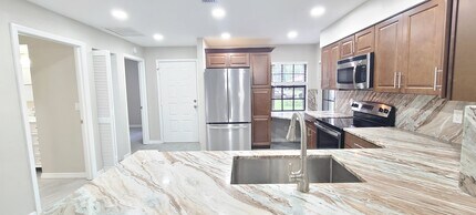1002 Stonybrook Cir in Port Orange, FL - Building Photo - Building Photo