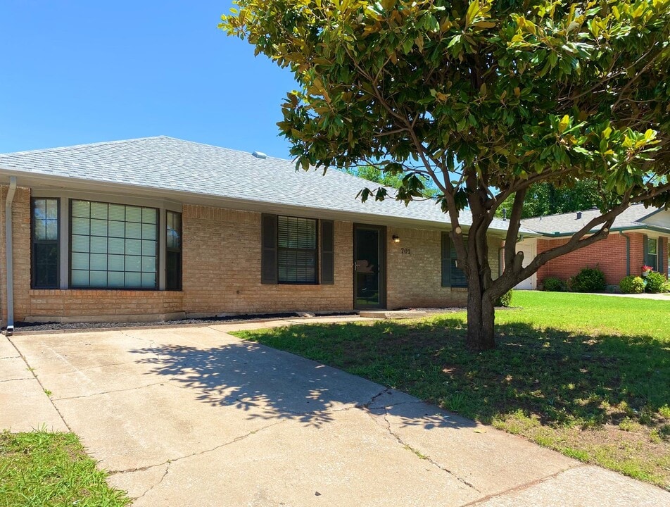 701 Scott Dr in Edmond, OK - Building Photo