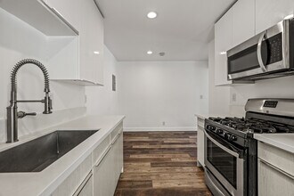2730 Raymond Ave. in Los Angeles, CA - Foto de edificio - Building Photo