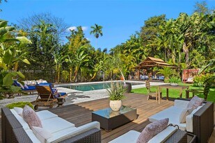 575 Hibiscus Ln in Miami, FL - Building Photo