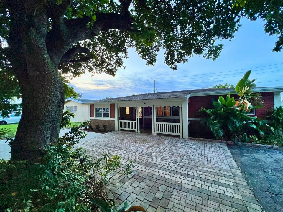7825 Miramar Pkwy in Miramar, FL - Building Photo