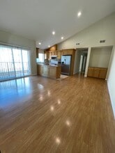 13806 Vanowen St, Unit 4 in Van Nuys, CA - Building Photo - Building Photo