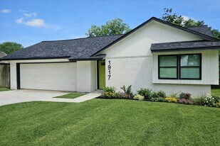 1917 Barger St in League City, TX - Building Photo