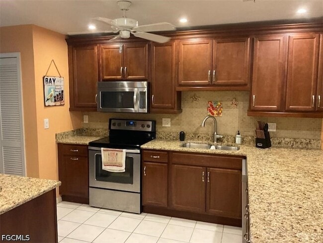 4919 Victoria Dr, Unit 4 in Cape Coral, FL - Foto de edificio - Building Photo