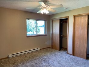 320 24th Ave W, Unit 2 in Menomonie, WI - Foto de edificio - Building Photo