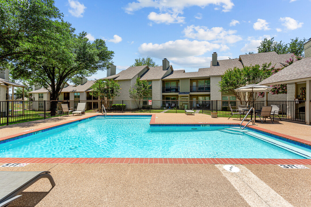 Courtyard Apartments and Storage in Granbury, TX - Foto de edificio