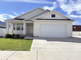 128 E 840 N in Santaquin, UT - Building Photo