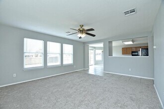 102 Blanco Woods Blvd in Elgin, TX - Building Photo - Building Photo