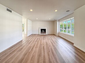 27014 Helmond Dr in Agoura Hills, CA - Building Photo - Building Photo