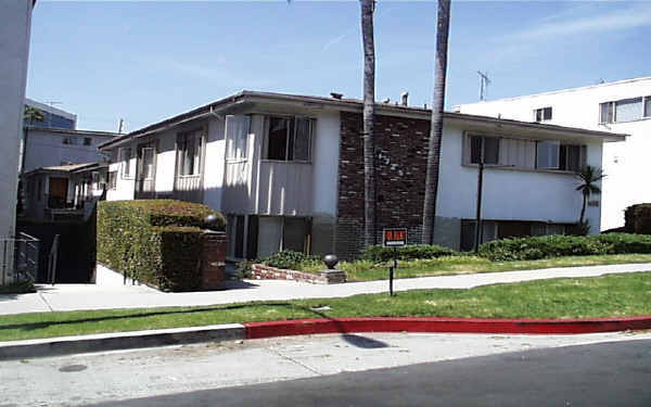 11725 Darlington Ave in Los Angeles, CA - Foto de edificio