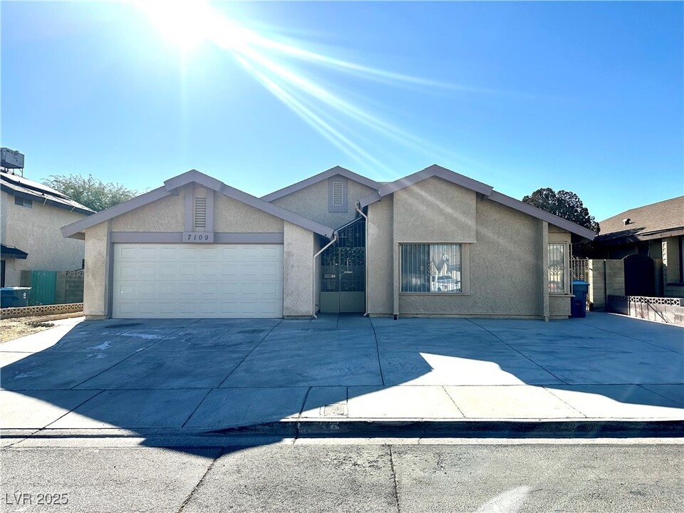 7109 Montcliff Ave in Las Vegas, NV - Foto de edificio