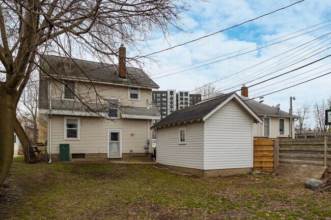 209 River St in East Lansing, MI - Foto de edificio - Building Photo