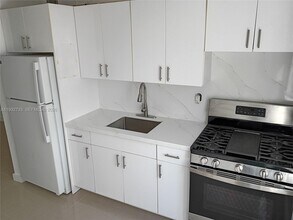 3200 Mary St in Miami, FL - Building Photo - Building Photo