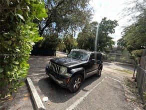 110 NE 56th St in Miami, FL - Foto de edificio - Building Photo