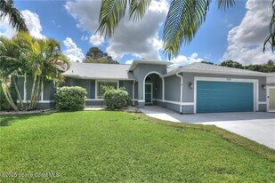 562 Rolling Hill Dr in Sebastian, FL - Building Photo