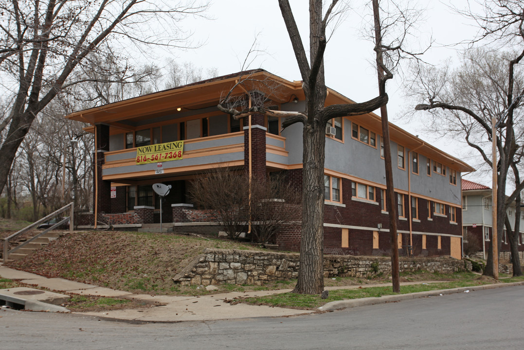 4451 Tracy Ave in Kansas City, MO - Foto de edificio