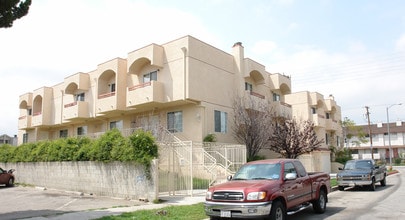 18410 Saticoy St in Reseda, CA - Building Photo - Building Photo