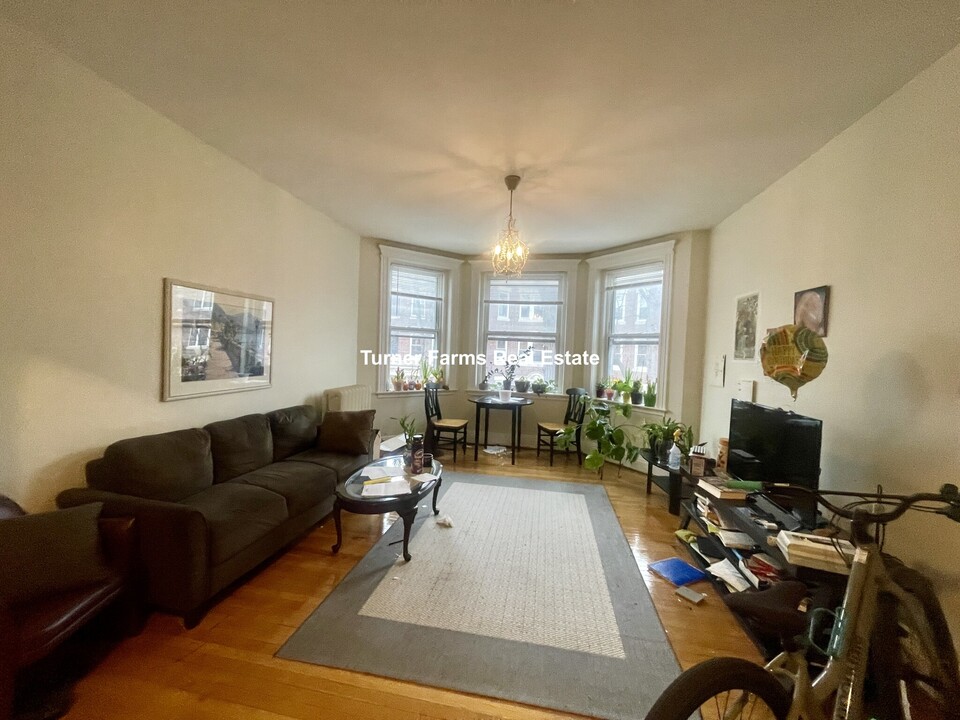 22 Euston St, Unit 3 in Brookline, MA - Building Photo