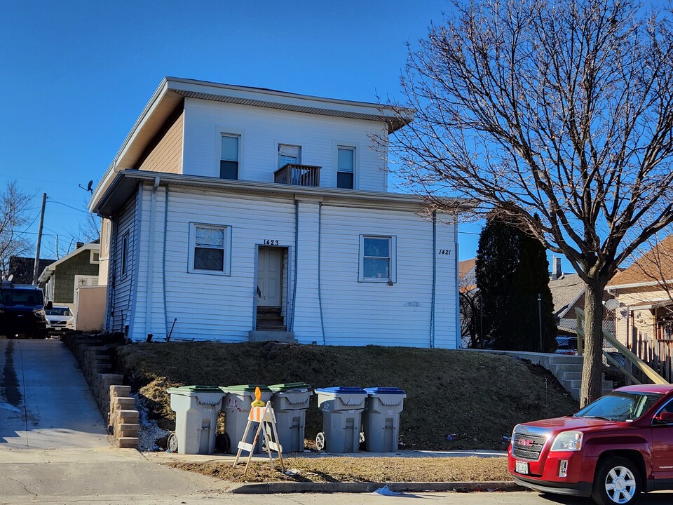 1421-1423 S 5th St in Milwaukee, WI - Building Photo