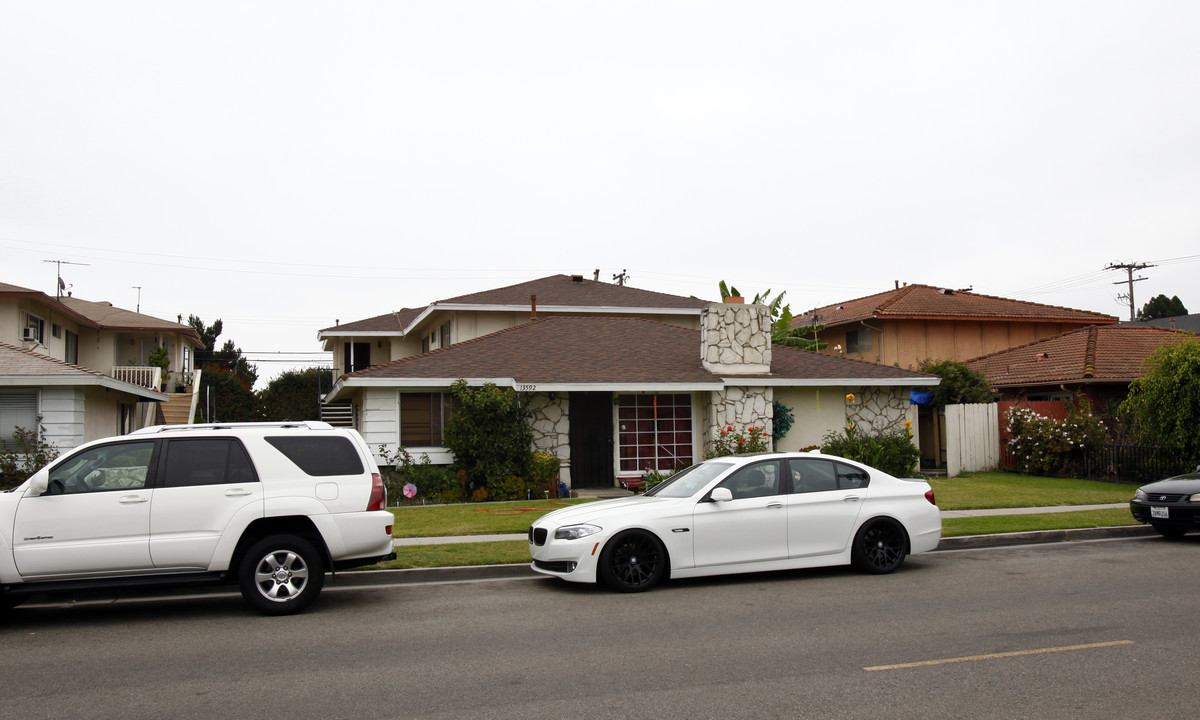 13592 Arizona St in Westminster, CA - Building Photo