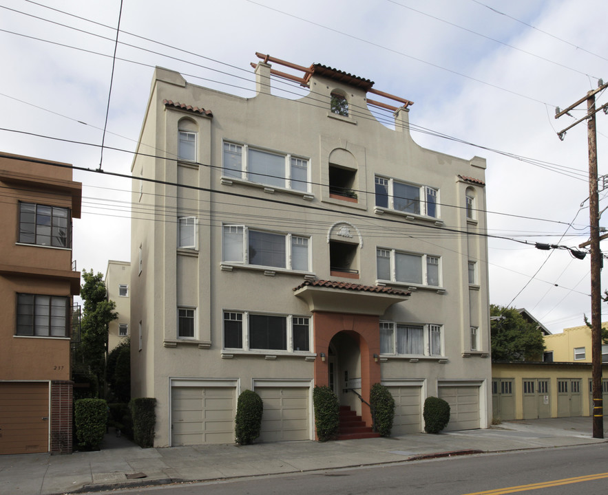 Hillcrest Apartments in Oakland, CA - Building Photo