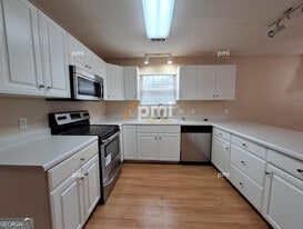 204 Westcliff Center St in Warner Robins, GA - Building Photo