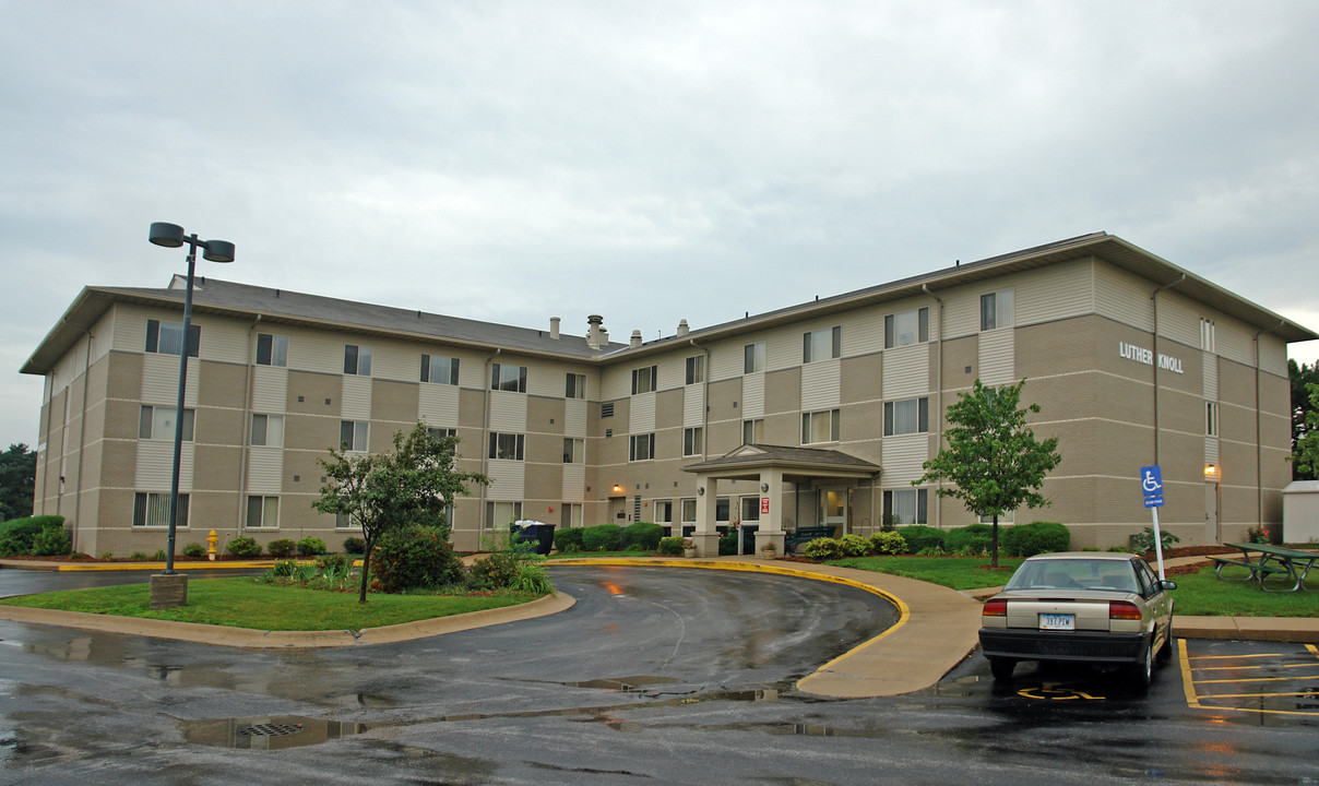 Luther Knoll Apartments in Bettendorf, IA - Building Photo