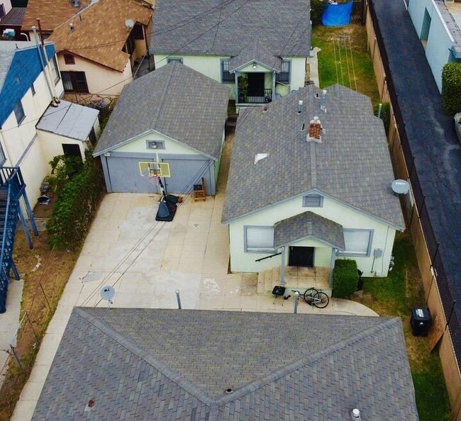 1045 W Vernon Ave, Unit 1045.5 in Los Angeles, CA - Foto de edificio - Building Photo