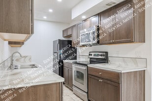 6058 W Golden Ln, Unit A346 in Glendale, AZ - Building Photo