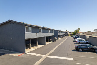 Westchester Park Apartments in Tustin, CA - Building Photo - Building Photo