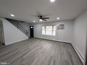 71 Handy Rd in Levittown, PA - Foto de edificio - Building Photo