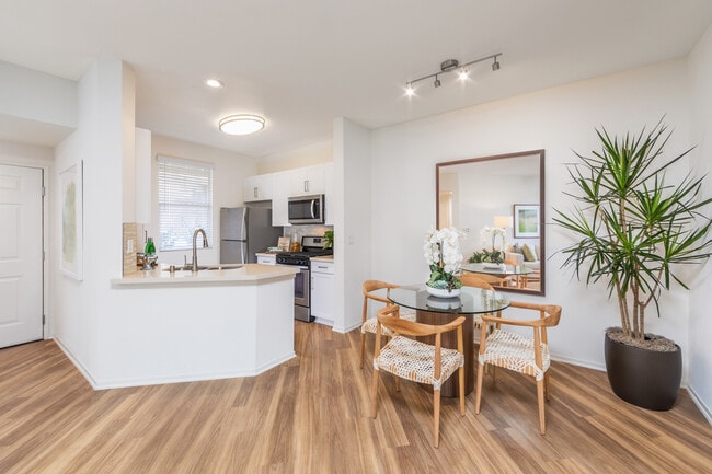 Vista Bella Apartment Homes in Aliso Viejo, CA - Foto de edificio - Building Photo