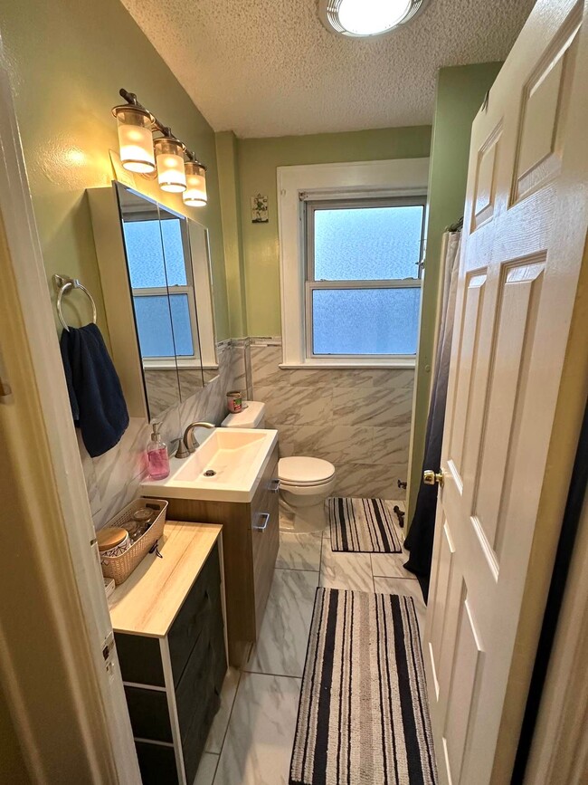 162 Berkeley Ave, Unit 2 in Bloomfield, NJ - Building Photo - Building Photo