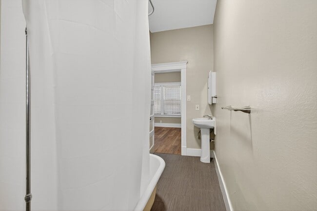 330 Cedar Ave in Long Beach, CA - Building Photo - Building Photo